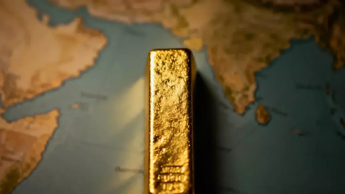 Oro cae pese a tensiones en el Golfo: la Fed endurece política monetaria