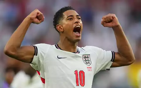 Jude Bellingham traf doppelt für England. - Foto: Julio Cortez/AP/dpa