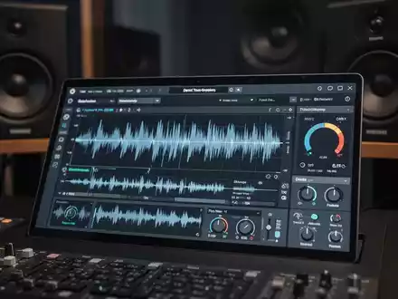Nahaufnahme einer digitalen Audioworkstation-Oberfläche mit Schallwellen und Reglern, die fortschrittliche Klangformungssoftware symbolisiert. - Foto: über boerse-global.de