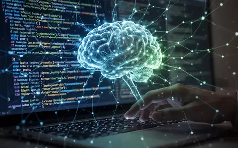 Leuchtendes neuronales Netzwerk über Codezeilen auf einem Bildschirm, symbolisiert KI-Agenten beim Portieren von Software. - Foto: über boerse-global.de