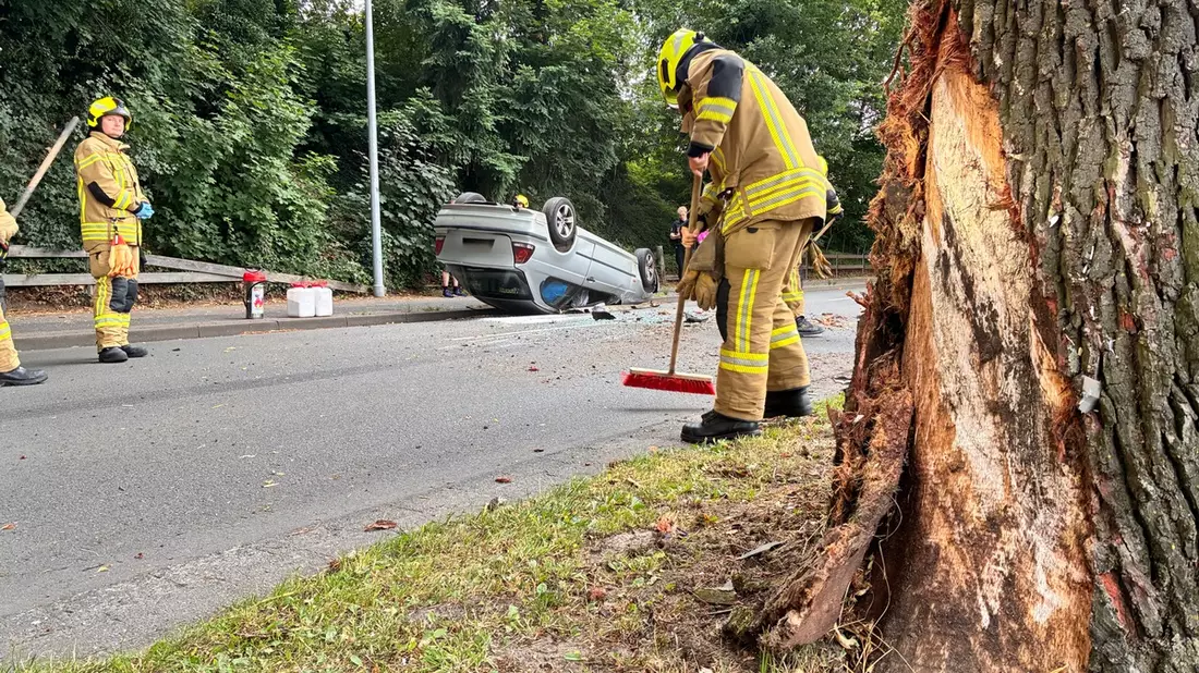 FW-OLL: PKW prallt gegen Baum und überschlägt sich - Bild: presseportal.de