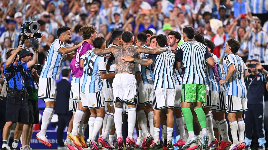 Die argentinischen Spieler feierten den Halbfinal-Einzug bei der WM. - Bild: Tom Weller/dpa