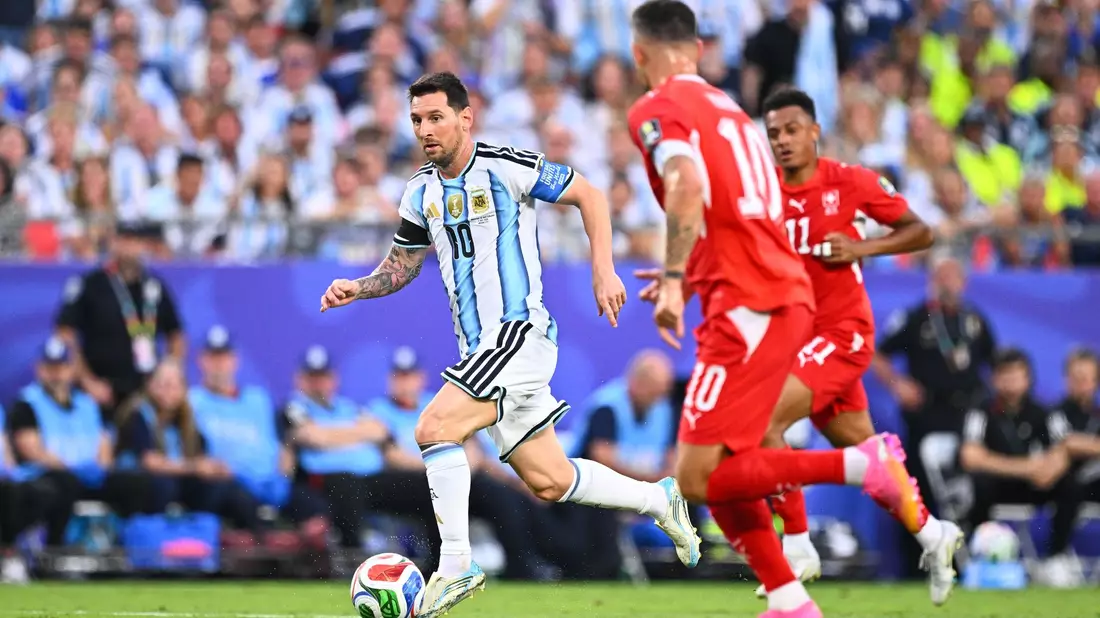 Lionel Messi (l.) und seine Argentinier stehen im Halbfinale. - Bild: Tom Weller/dpa