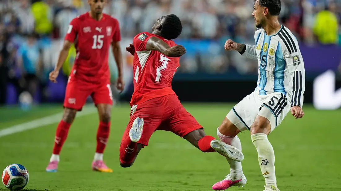 Diese Szene hat mit Breel Embolo (l) und Leandro Paredes hat vermutlich das Spiel entschieden.  - Bild: Ashley Landis/AP/dpa
