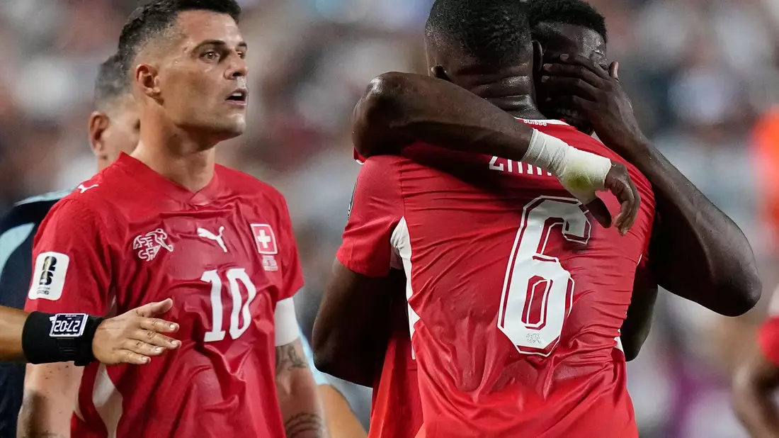 Breel Embolo musste nach seinem Platzverweis getröstet werden. - Bild: Ashley Landis/AP/dpa
