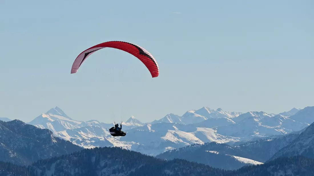 Gleitschirmfliegen ist besonders im Sommer ein beliebter Sport. (Symboldbild) - Bild: Tobias Hase/dpa