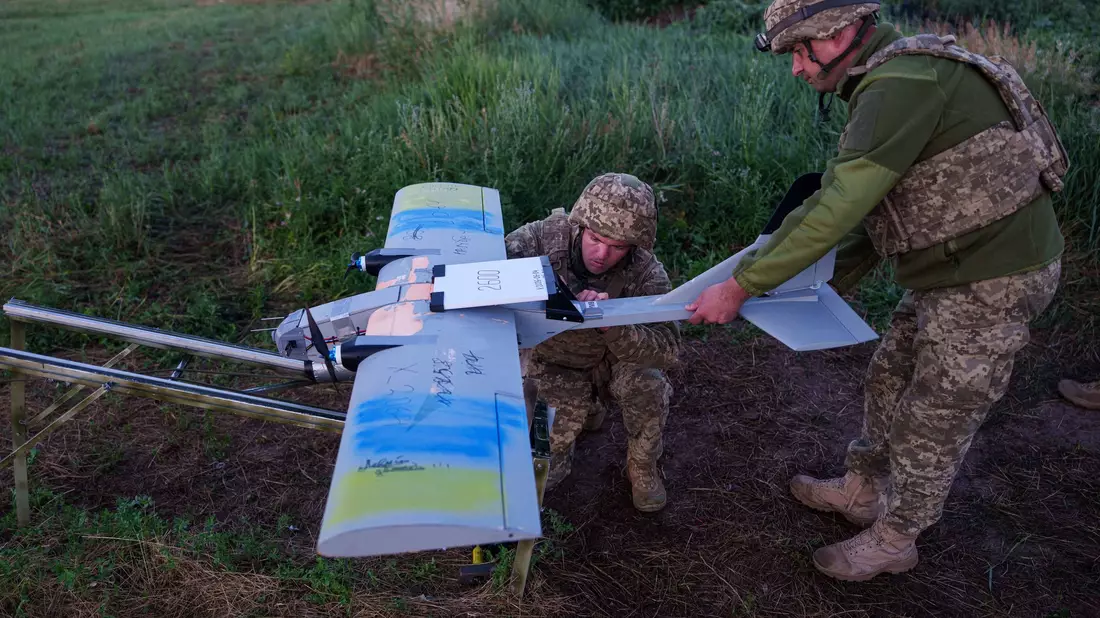 Für Schläge gegen Ziele im Asowschen Meer nutzt die Ukraine auch Drohnen mit mittlerer Reichweite. (Archivbild) - Bild: Evgeniy Maloletka/AP/dpa