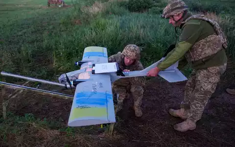 Für Schläge gegen Ziele im Asowschen Meer nutzt die Ukraine auch Drohnen mit mittlerer Reichweite. (Archivbild) - Foto: Evgeniy Maloletka/AP/dpa