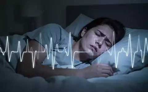 Eine schlaflose Person liegt nachts wach im Bett, mit einer subtilen Überlagerung eines Herzrhythmusmusters, das Insomnie und Herzgesundheit symbolisiert. - Foto: über boerse-global.de