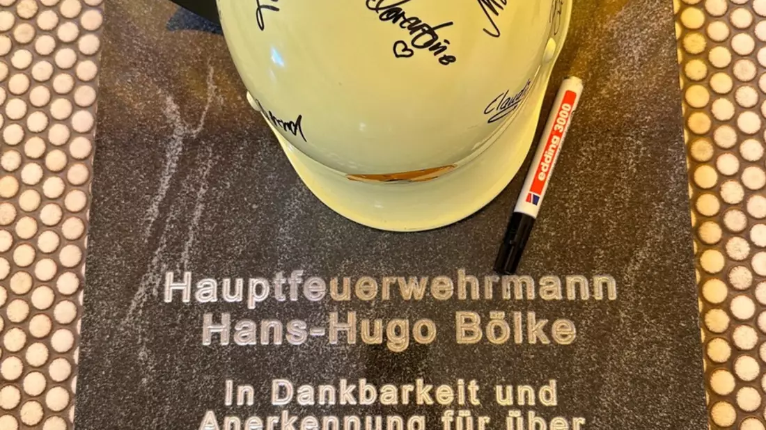 FW Weinheim: Ein halbes Jahrhundert im Dienst für die Gemeinschaft. Feuerwehr Weinheim verabschiedet Hans-Hugo Bölke aus dem aktiven Einsatzdienst - Bild: presseportal.de