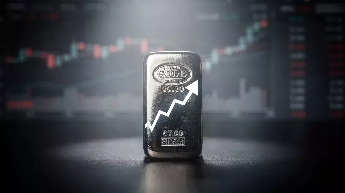 Silver Slumps 4% Despite Weak US Jobs Data: Technical Breakdown Deepens