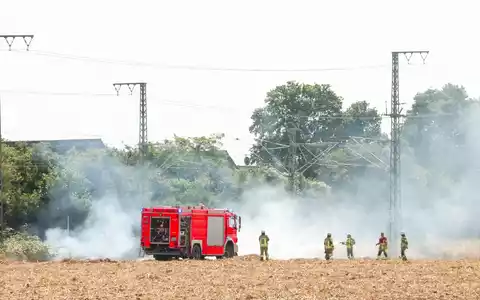 Nach dem Brand ist die Bahnstrecke inzwischen wieder frei. - Foto: Patrick Schüller/dpa