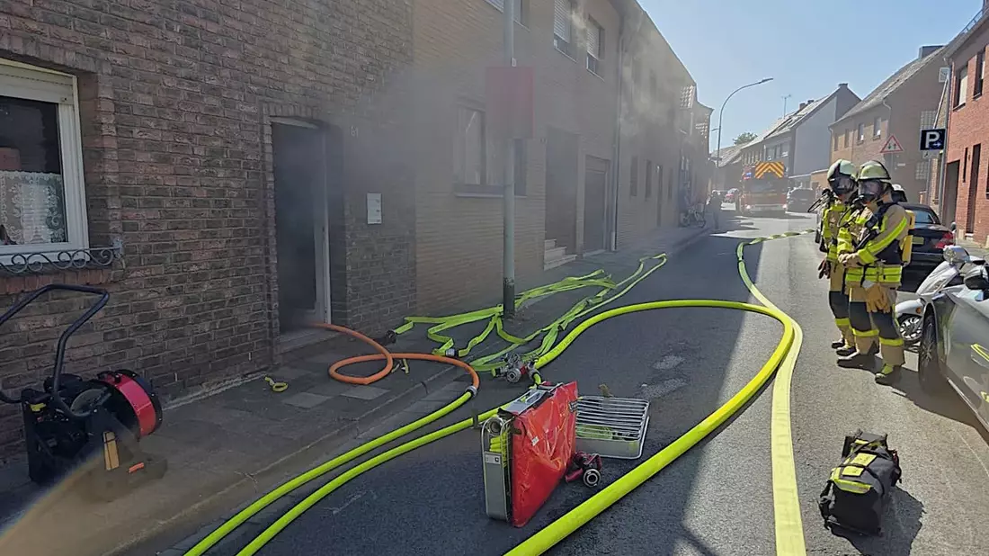 FW Grevenbroich: Schnelles Eingreifen der Grevenbroicher Feuerwehr bei Kellerbrand verhindert großen Schaden / Wäschetrockner in Brand geraten - Bild: presseportal.de