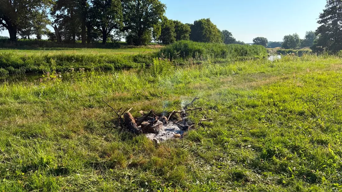 FW Flotwedel: Unbeaufsichtigtes Lagerfeuer an der Aller - Feuerwehr warnt vor hoher Brandgefahr - Bild: presseportal.de
