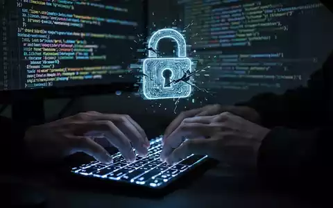 Hackerhände tippen auf leuchtender Tastatur mit Code-Reflexionen, darüber schwebendes, abstraktes, glitchartiges digitales Schloss-Symbol. - Foto: über boerse-global.de