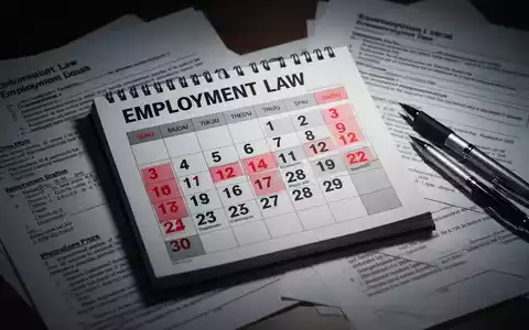 Ein Kalenderblatt mit markierten Daten, umgeben von Gesetzestexten und einem Stift, symbolisiert Änderungen im Arbeitsrecht und Fristen bei der Elternzeit. - Foto: über boerse-global.de