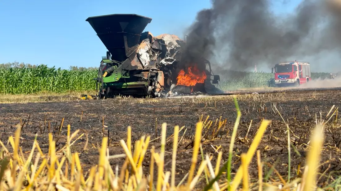 FW-OLL: Kleinflugzeug meldet Flächenbrand - Feuerwehren verhindern Übergreifen auf landwirtschaftlichen Betrieb - Bild: presseportal.de