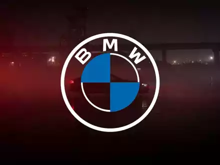 Eine abstrakte, atmosphärische Szene, die die Automobilindustrie in China darstellt. Eine einsame Autosilhouette ist durch einen dichten, rot getönten Nebel kaum sichtbar, was einen erheblichen Marktrückgang und eine ungewisse Zukunft vermittelt. - Foto: über boerse-global.de