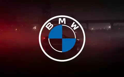Eine abstrakte, atmosphärische Szene, die die Automobilindustrie in China darstellt. Eine einsame Autosilhouette ist durch einen dichten, rot getönten Nebel kaum sichtbar, was einen erheblichen Marktrückgang und eine ungewisse Zukunft vermittelt. - Foto: über boerse-global.de