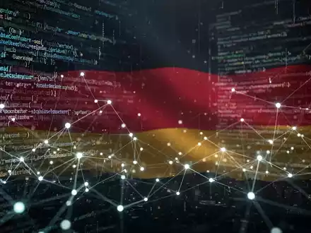 Abstrakte Cyberbedrohung mit leuchtenden Codezeilen, Netzwerkverbindungen und angedeuteten deutschen Farben im Hintergrund. - Foto: über boerse-global.de
