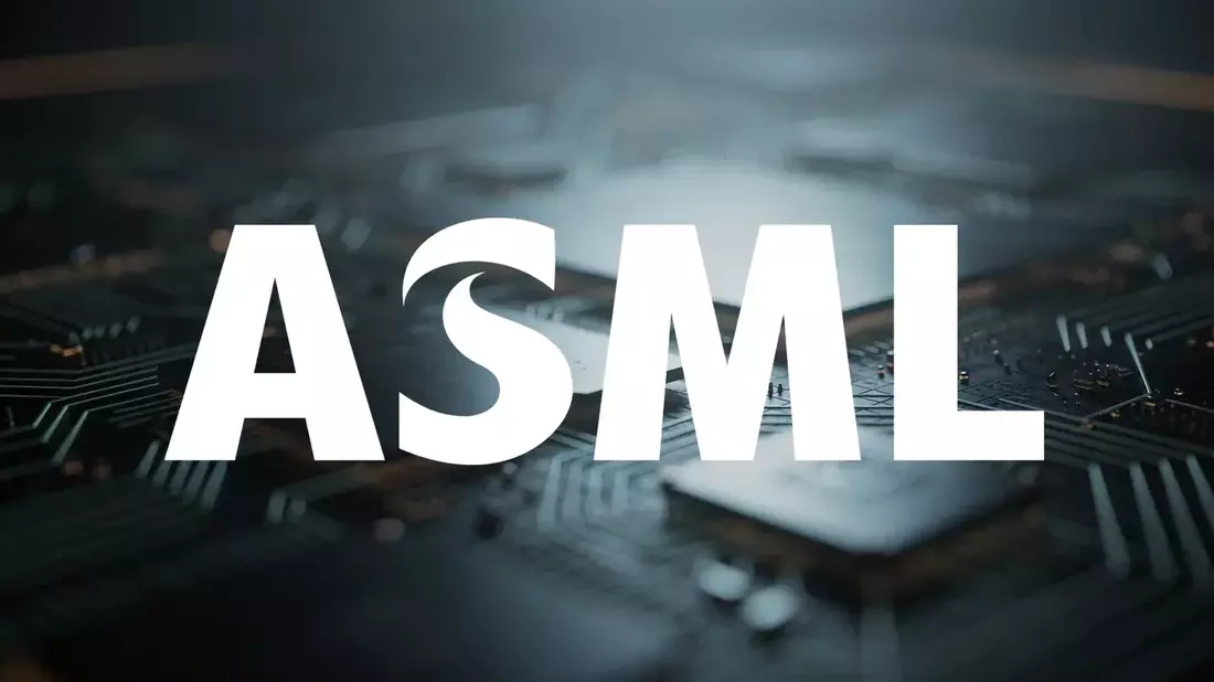 ASML Stock Dips Ahead of Earnings Amid Export Probe and Analyst Upgrades