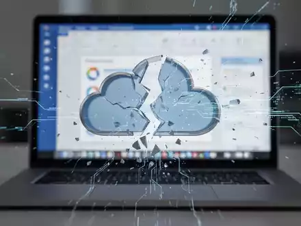 Kaputtes Cloud-Symbol auf Laptop-Bildschirm mit PowerPoint-Präsentation. - Foto: über boerse-global.de