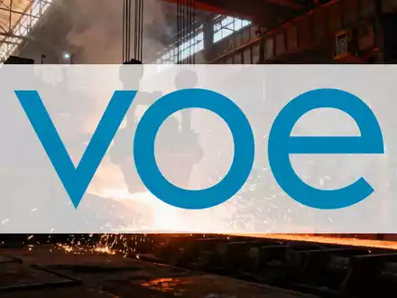 Ein modernes Stahlwerk, in dem geschmolzenes Metall glüht und Funken sprühen, mit industriellen Maschinen, die große Produktionsmengen andeuten. - Foto: über boerse-global.de