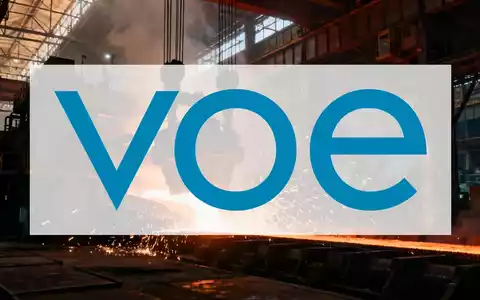Ein modernes Stahlwerk, in dem geschmolzenes Metall glüht und Funken sprühen, mit industriellen Maschinen, die große Produktionsmengen andeuten. - Foto: über boerse-global.de