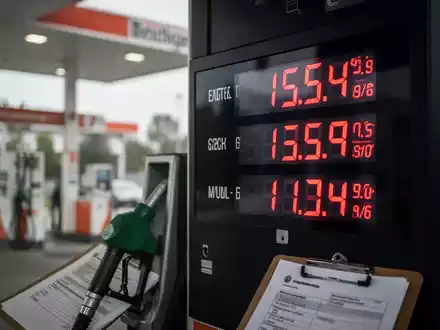 Eine Nahaufnahme einer modernen Zapfsäulenanzeige mit sich ändernden Preisen und einem unscharfen Hintergrund einer Tankstelle. - Foto: über boerse-global.de