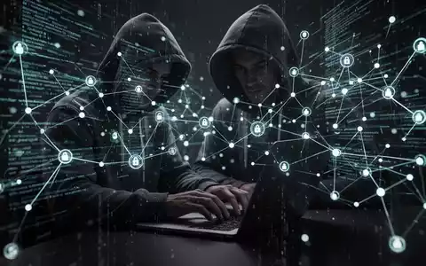 Person in Kapuzenjacke tippt auf Laptop, umgeben von leuchtenden digitalen Datenströmen, symbolisiert Datenleck und Cyberkriminalität. - Foto: über boerse-global.de