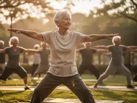 Eine ältere Person, die draußen Yoga oder Tai Chi praktiziert, um gesundes Altern, psychologische Resilienz und körperliche Aktivität darzustellen. - Foto: über boerse-global.de