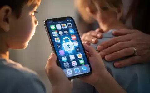 Kinderhände halten Smartphone mit Vorhängeschloss-Symbol, Elternhand ruht auf Schulter. - Foto: über boerse-global.de