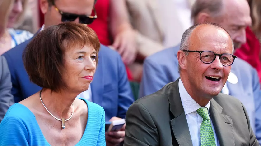 Bundeskanzler Friedrich Merz und seine Frau schauten sich das Finale aus der ersten Reihe in der Roxal Box an. - Bild: Mike Egerton/PA Wire/dpa