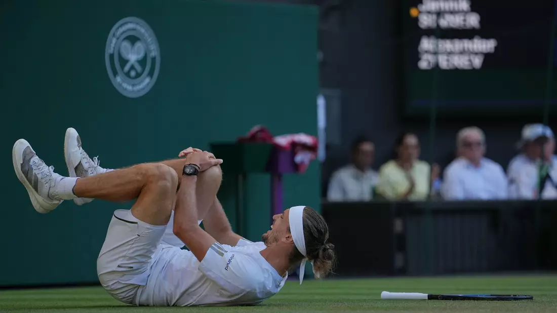 Ein Schreckmoment: Zverev stürzte im dritten Satz. - Bild: Kin Cheung/AP/dpa