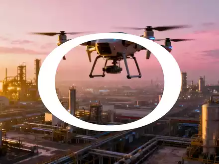 Eine Drohne schwebt über einer weitläufigen, hochtechnologischen Industrielandschaft bei Sonnenuntergang, die Innovation und Akquisition symbolisiert. - Foto: über boerse-global.de
