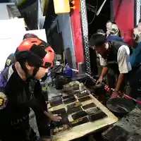Bei einem Brand in Bangkok sollen mehrere Menschen ums Leben gekommen sein. - Foto: Sakchai Lalit/AP/dpa