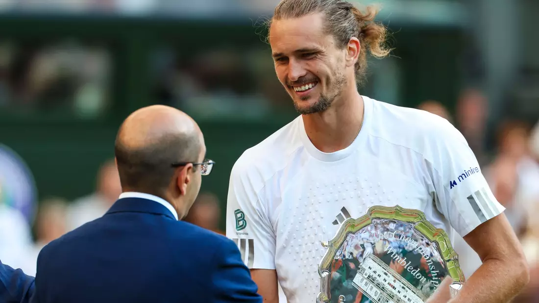 Alexander Zverev nahm die Trophäe für den Wimbledon-Finalisten mit einem Lächeln entgegen. - Bild: Frank Molter/dpa