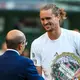 Alexander Zverev nahm die Trophäe für den Wimbledon-Finalisten mit einem Lächeln entgegen. - Bild: Frank Molter/dpa