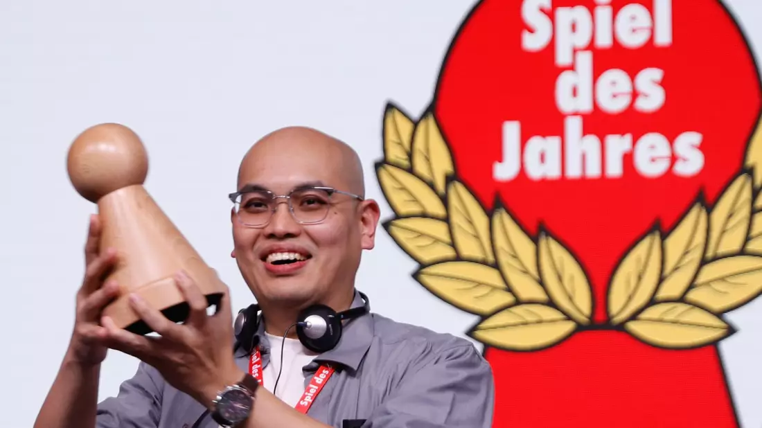 Die begehrte Auszeichnung «Spiel des Jahres» geht 2026 an den indonesischen Spiele-Entwickler Martin Ang.  - Bild: Carsten Koall/dpa