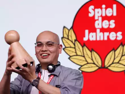 Die begehrte Auszeichnung «Spiel des Jahres» geht 2026 an den indonesischen Spiele-Entwickler Martin Ang.  - Foto: Carsten Koall/dpa