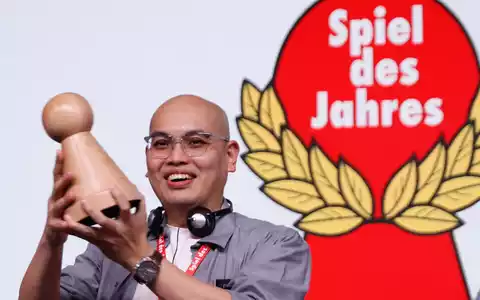 Die begehrte Auszeichnung «Spiel des Jahres» geht 2026 an den indonesischen Spiele-Entwickler Martin Ang.  - Foto: Carsten Koall/dpa