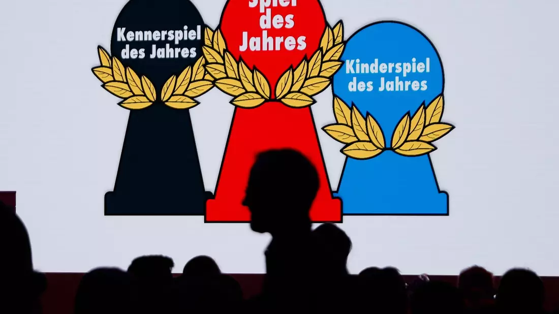 In Berlin wurde der Preis «Spiel des Jahres» in drei Kategorien verliehen.  - Bild: Carsten Koall/dpa