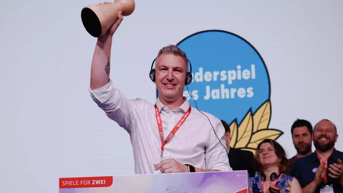 Spiele-Autor Florian Sirieix erhielt die Auszeichnung in der Kategorie «Kinderspiel des Jahres 2026» für «Die Insel der Mookies». - Bild: Carsten Koall/dpa