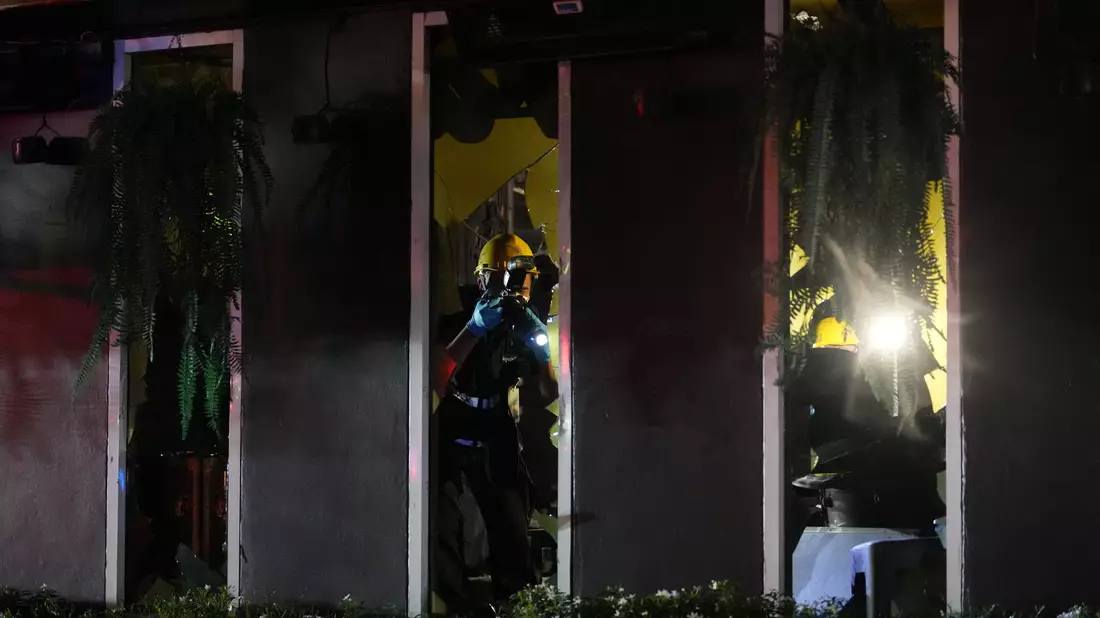 Die Feuerwehr hat den Brand inzwischen unter Kontrolle. - Bild: Sakchai Lalit/AP/dpa
