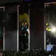 Die Feuerwehr hat den Brand inzwischen unter Kontrolle. - Bild: Sakchai Lalit/AP/dpa