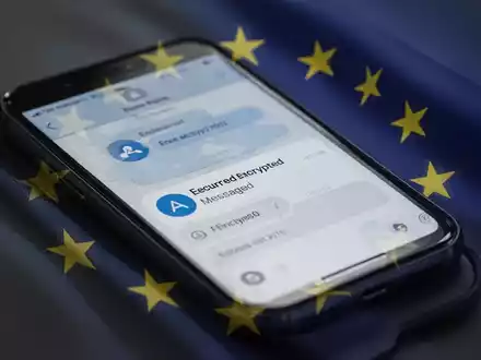 Smartphone-Bildschirm mit sicherer Messaging-App und EU-Flaggen-Overlay, Symbol für digitale Privatsphäre und Regulierung. - Foto: über boerse-global.de