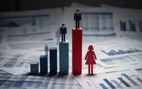 Zwei unterschiedlich hohe Balkendiagramme vor einem Hintergrund mit Finanzdokumenten, die den Gender Pay Gap symbolisieren. - Foto: über boerse-global.de