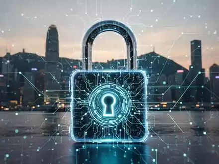 Digitales Vorhängeschloss mit Daten-Netzwerk-Overlay und dezenter Silhouette des Finanzdistrikts Hongkongs, symbolisiert verbesserte Cybersicherheit. - Foto: über boerse-global.de