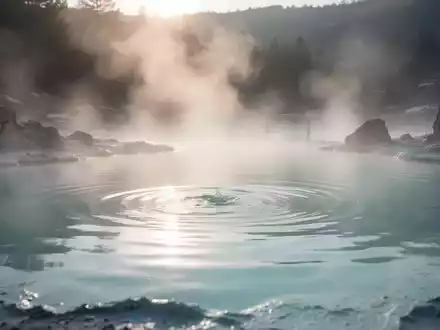 Ein ruhiges, dampfendes Thermalbecken mit mineralreichem Wasser, sanft beleuchtet, um die therapeutische Atmosphäre hervorzuheben. - Foto: über boerse-global.de