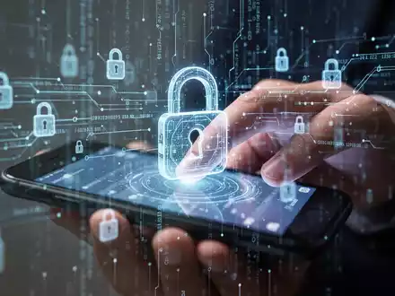 Eine stilisierte Darstellung von Datenströmen und Sicherheitsschlössern über einem Smartphone, das Datenschutz und Überwachung symbolisiert. - Foto: über boerse-global.de